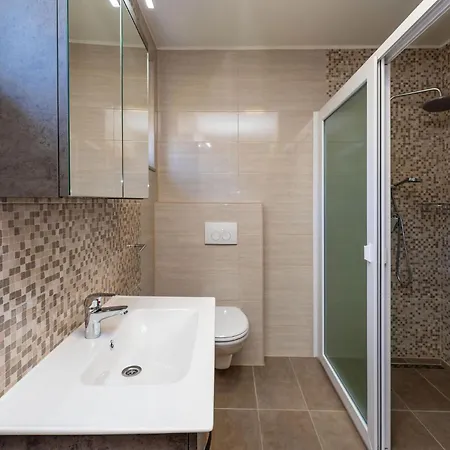 2 Bedroom Front In * Rtina